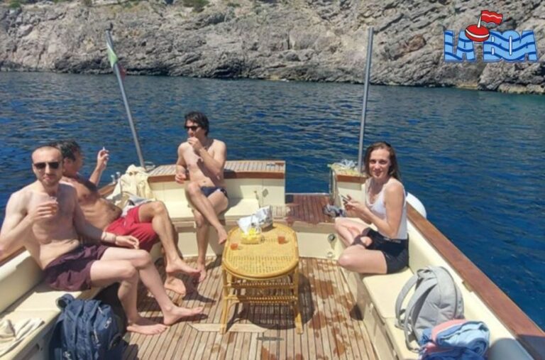 Esplora la costa in barca: escursioni private e panorami mozzafiato