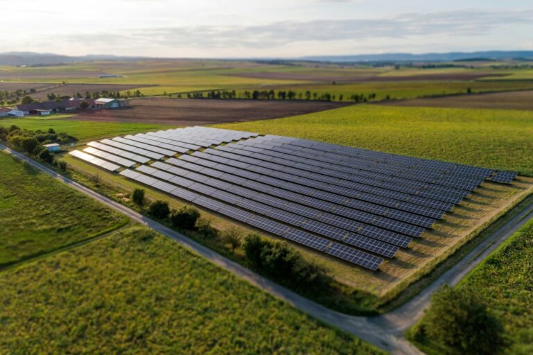 Seamless Independent Power: Solar Solutions for Alberta Homes